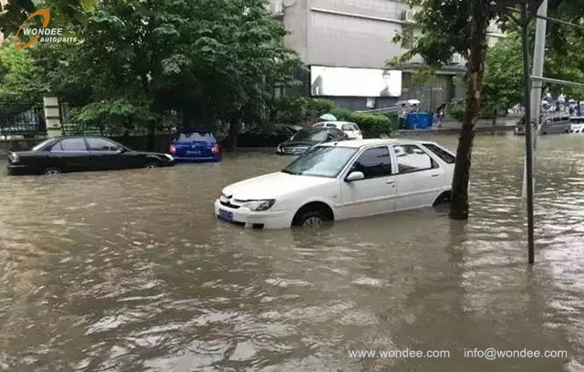 flooded and stalling (1) inundado y estancado (1)