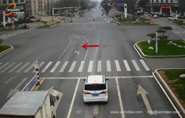 Left turn waiting area (2) Área de espera de giro a la izquierda (2)