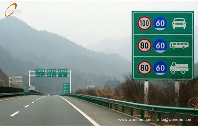 Changing lanes to give way (1) Cambiar carriles para dar paso (1)