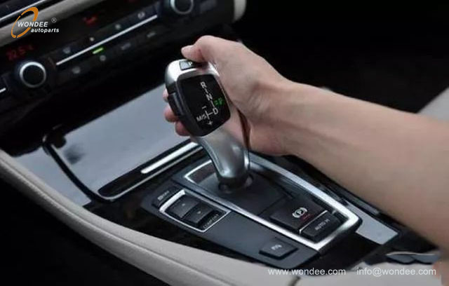 Manual and automatic transmission (2) Transmisión manual y automática (2)