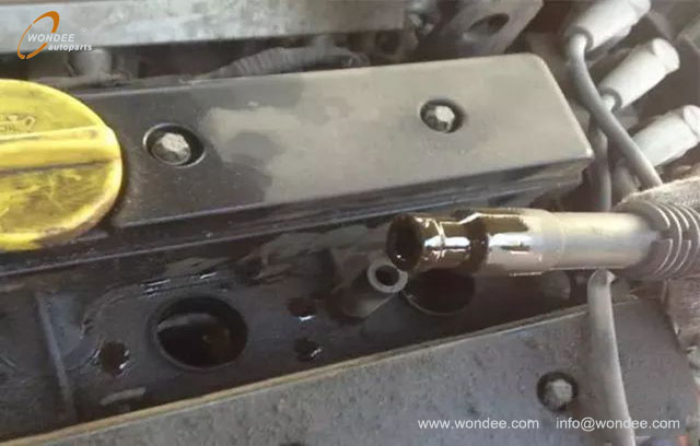 spark plug installation hole (1) orificio de instalación de bujías (1)