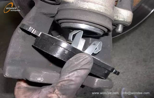changing the brake pads (4) Cambiar las pastillas de freno (4)