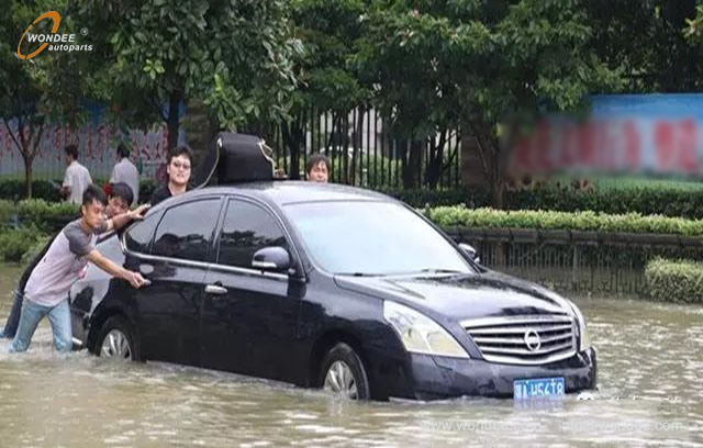 coche accidental y empapado (5)