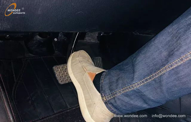 changing the brake pads (2) Cambiar las pastillas de freno (2)