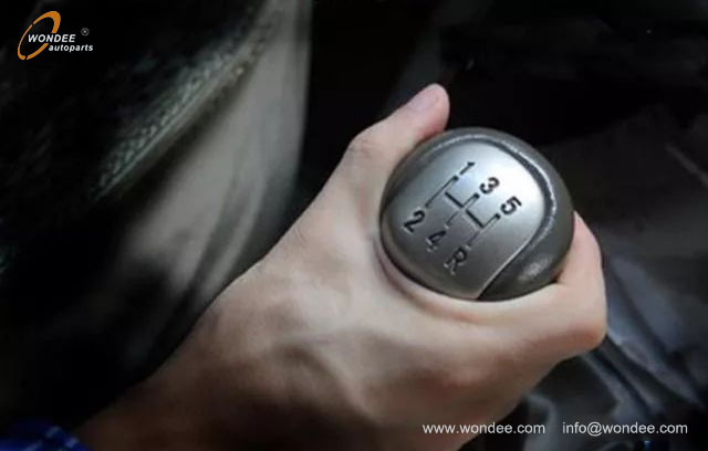 ¿Debo reabastecer o inactivo al comenzar un auto de transmisión manual?