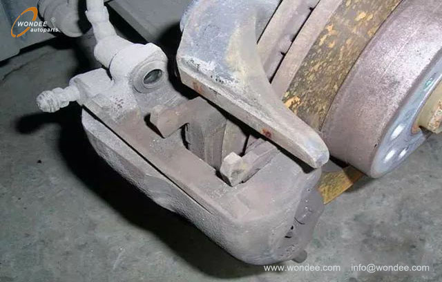 changing the brake pads (3) Cambiar las pastillas de freno (3)