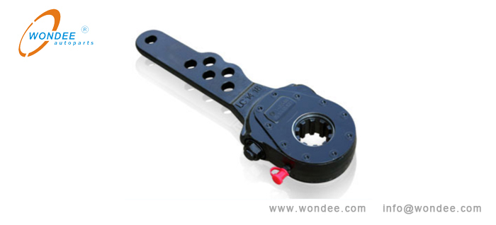 A manual slack adjuster for semi trailers Un ajustador manual de flojos para semi remolques
