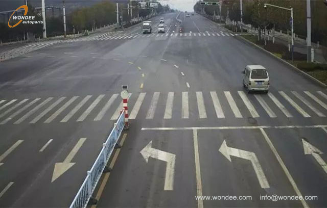 Left turn waiting area (3) Área de espera de giro a la izquierda (3)