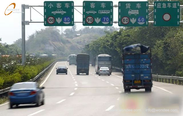 Changing lanes to give way (3) Cambiar carriles para dar paso (3)