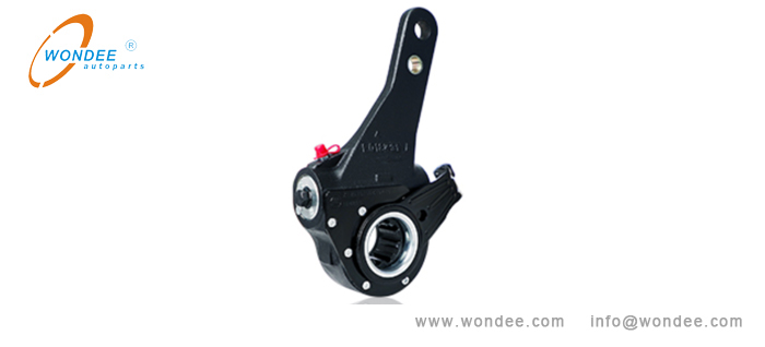 An automatic slack adjuster for semi-trailers Un ajustador de flojos automático para semirremolques