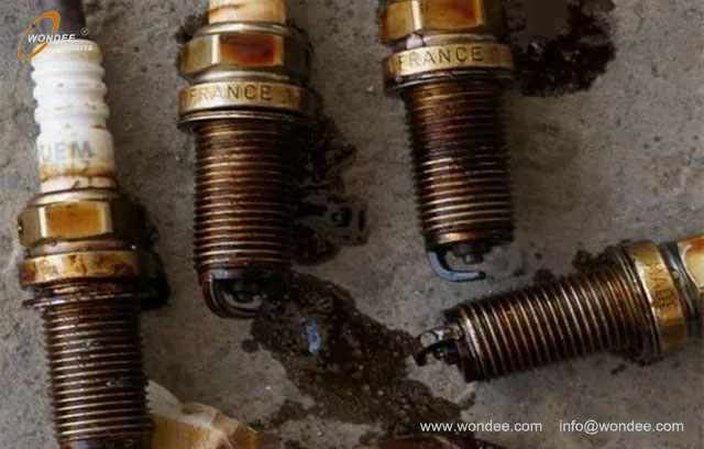 spark plug installation hole (4) orificio de instalación de bujías (4)