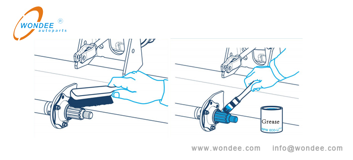 Clean splines and applying grease Splines limpios y aplicando grasa.