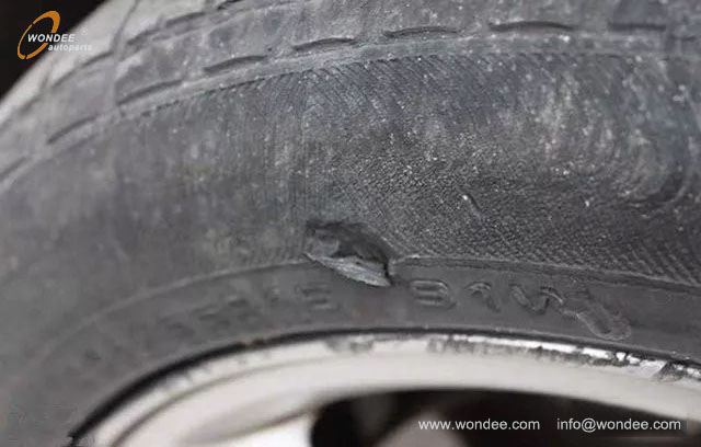 Tyre (4) Neumático (4)