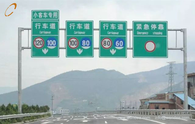 Changing lanes to give way (4) Cambiar carriles para dar paso (4)